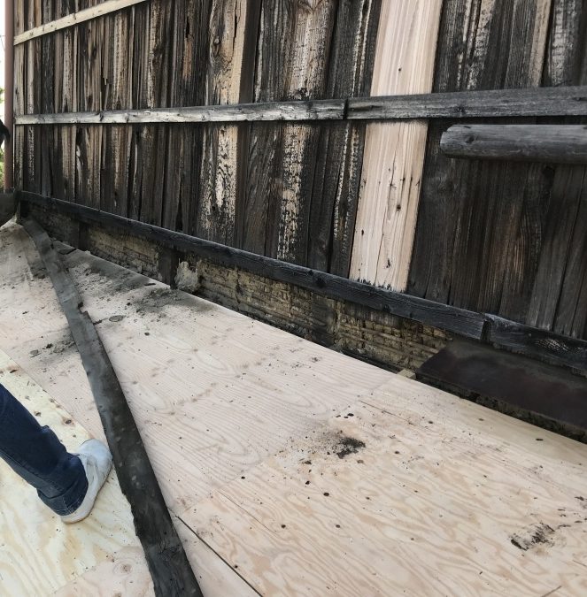 壁際の水切りを撤去します。