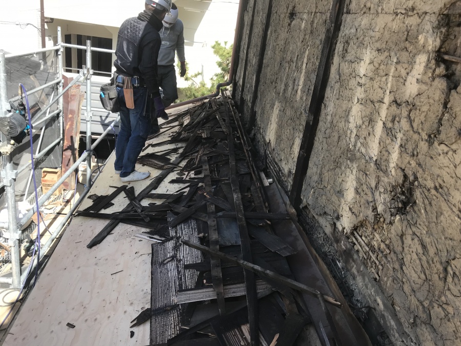 焼き板、下地の胴縁もすべて捲りました。