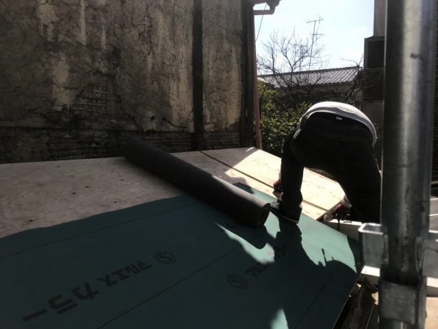 屋根の防水シートを敷き込みます。