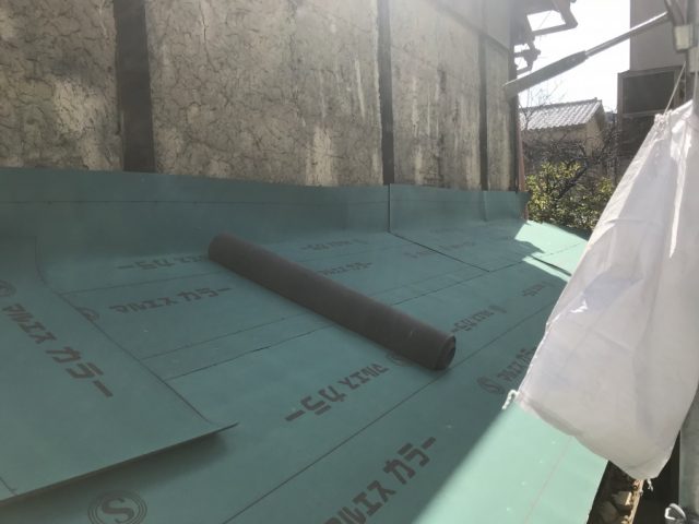 壁際は立ち上げて防水シートを施工します！