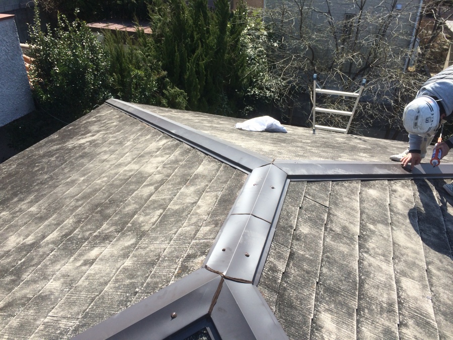 屋根リフォーム工事棟板金交換完成