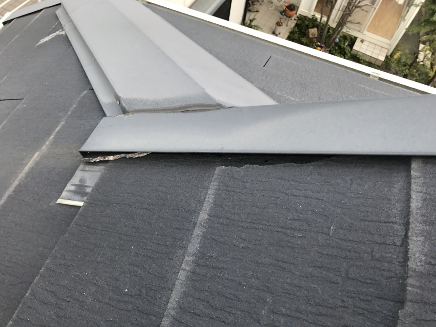 ケラバ際の屋根材が割れています。