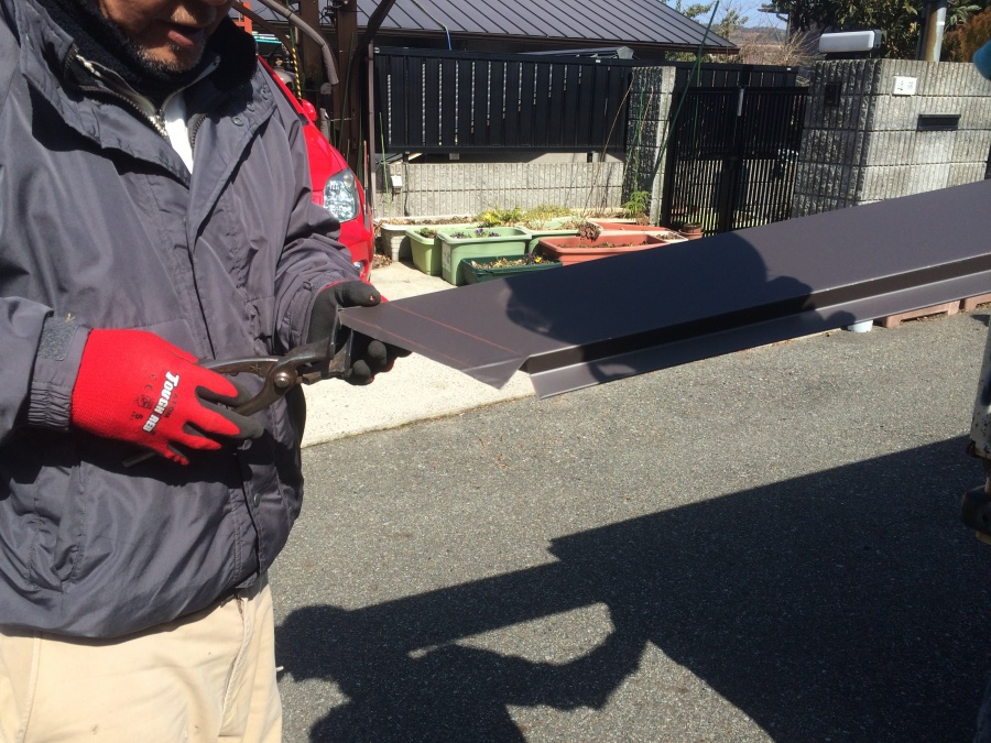 板金材は現場で加工を行い調整します。