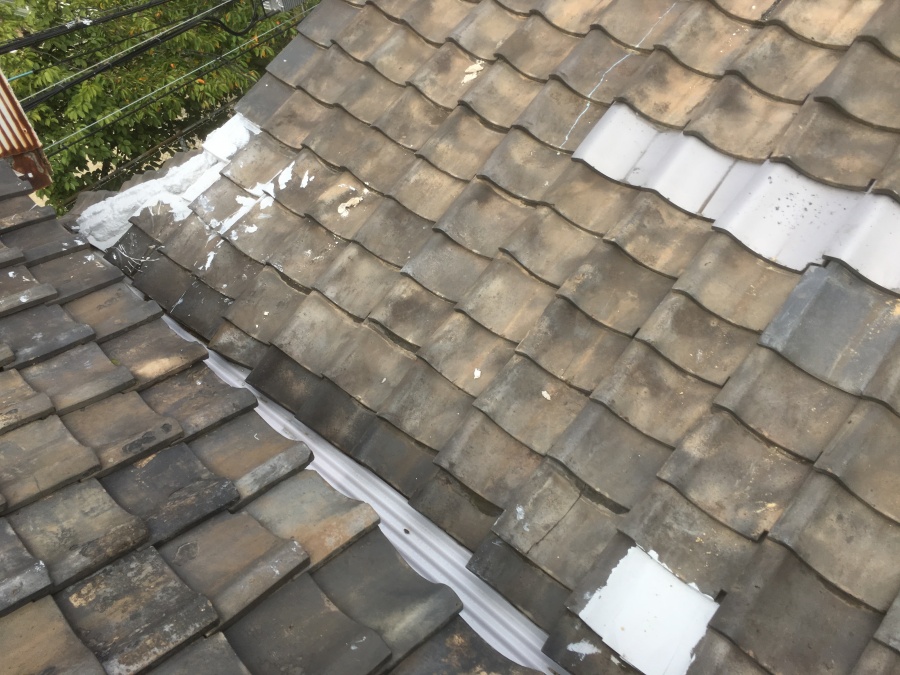 補修が行われている瓦屋根調査