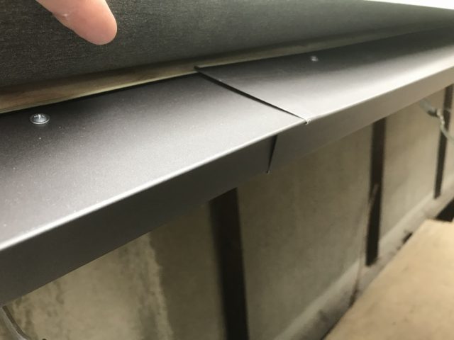 屋根の端末にカラクサ水切りを取り付けます。