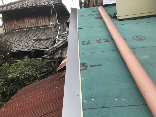 これはケラバ部分です。唐草を取り付けます。