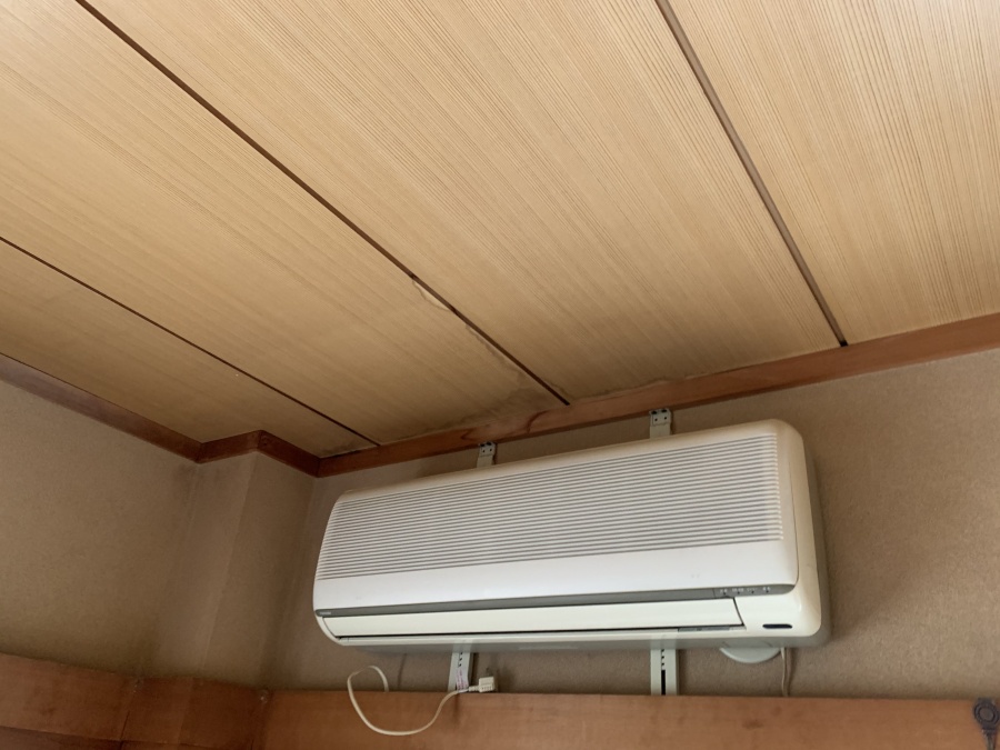 屋根修繕前の2階部分のエアコン上天井からの雨漏り箇所