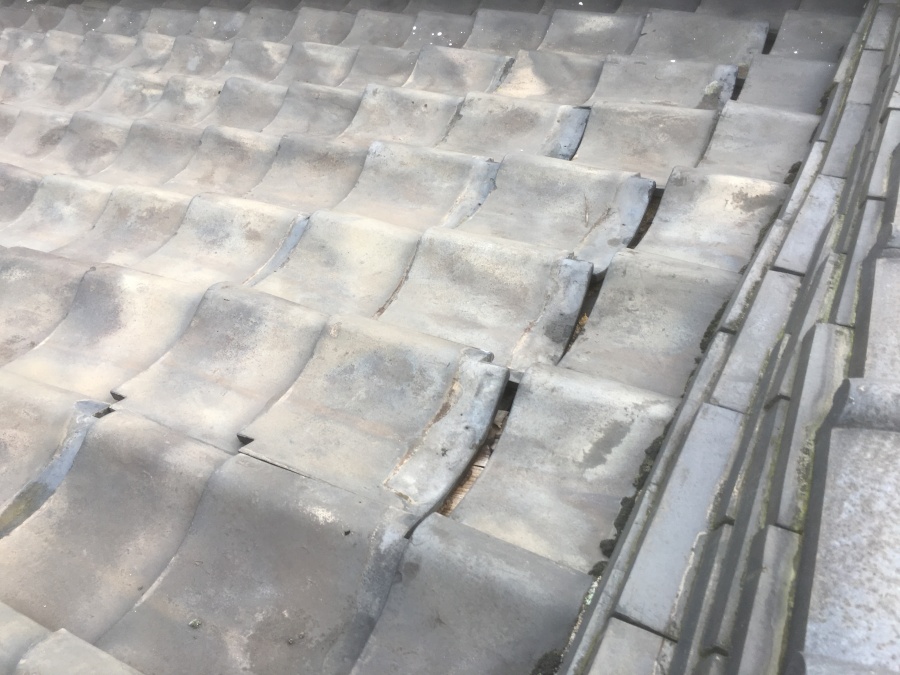 いぶし瓦のズレ