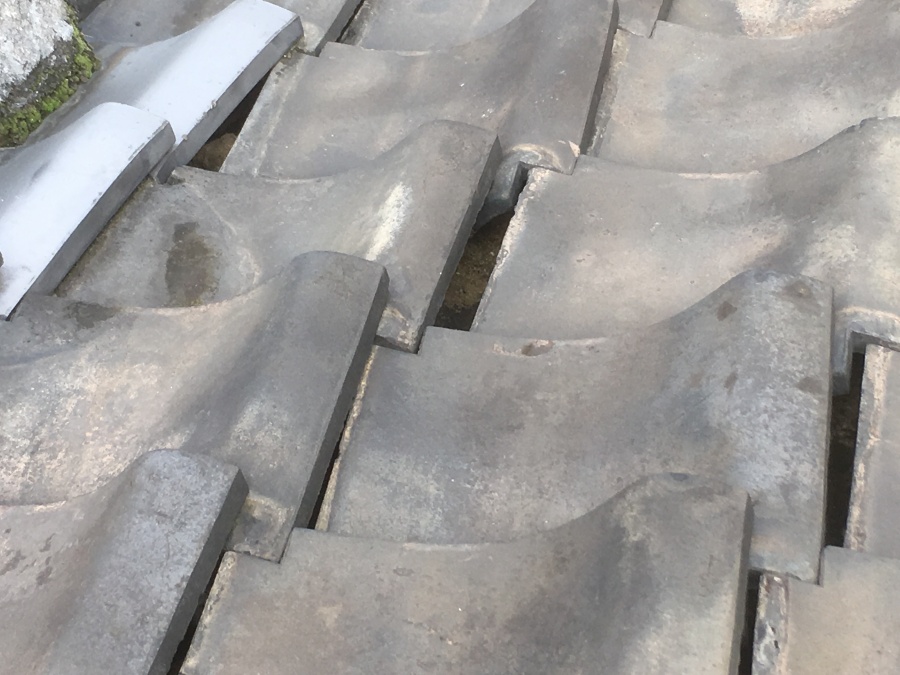 かわらがズレて下地が見えています。