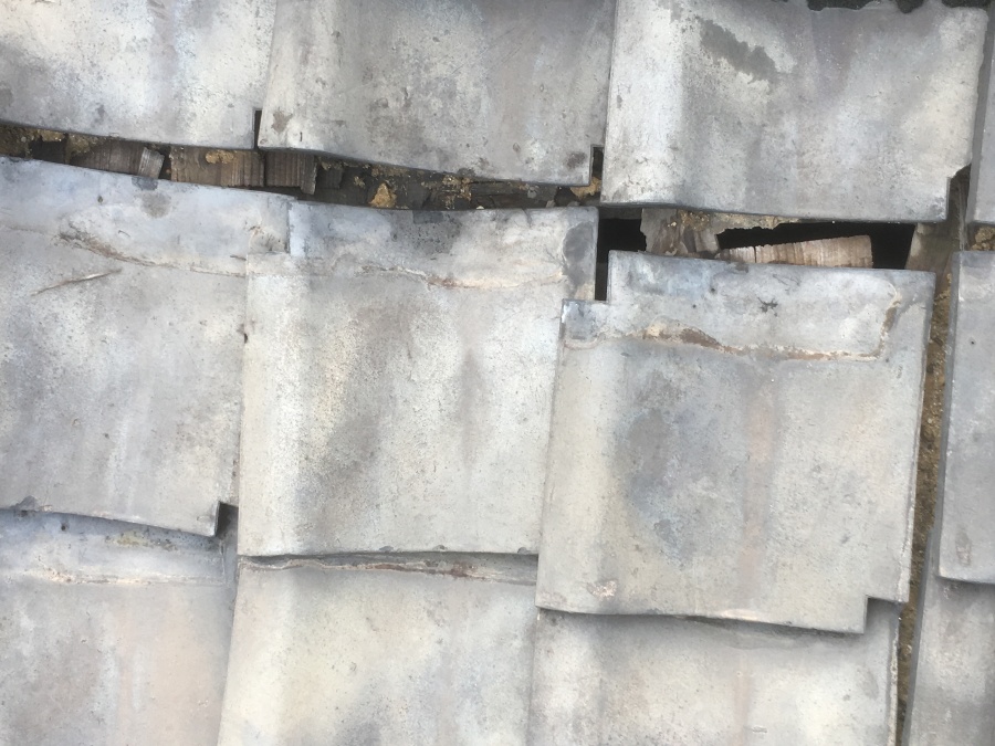 瓦の隙間から雨漏れ