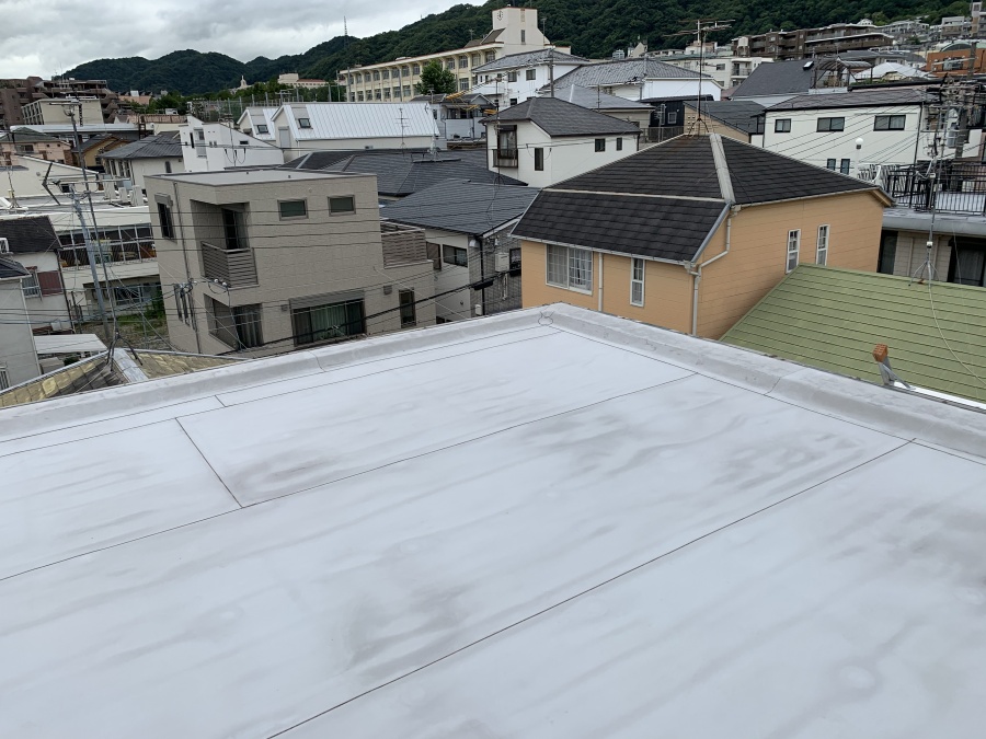 屋根修繕後の屋上の様子。塩ビシート防水