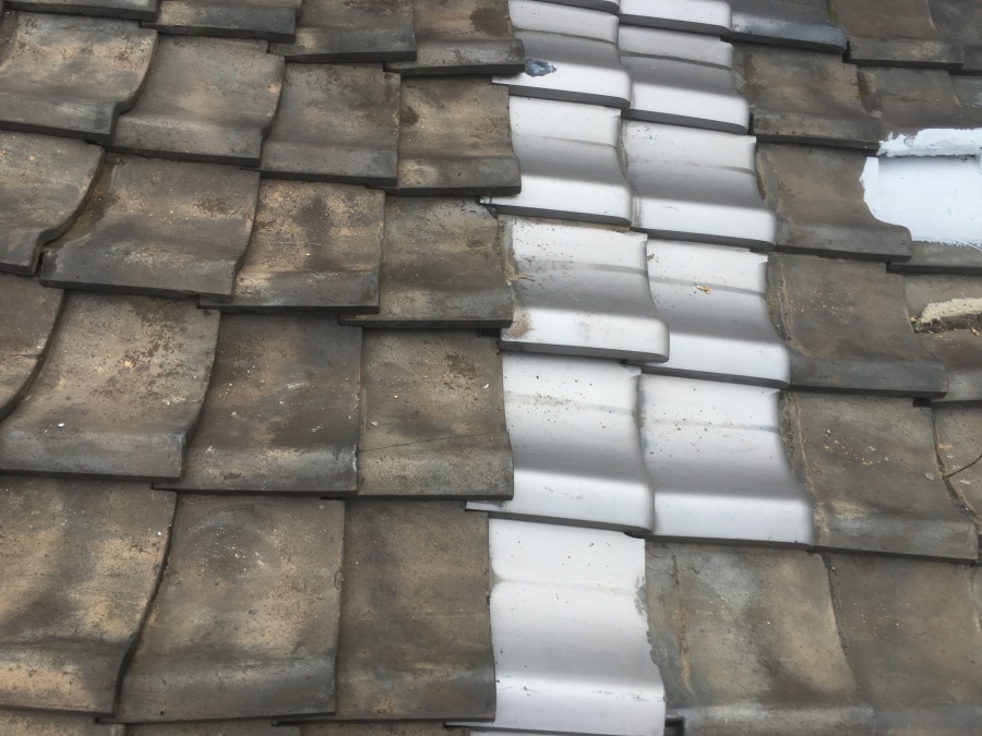 新しい瓦と古い瓦のサイズが違うため納まっていない様子