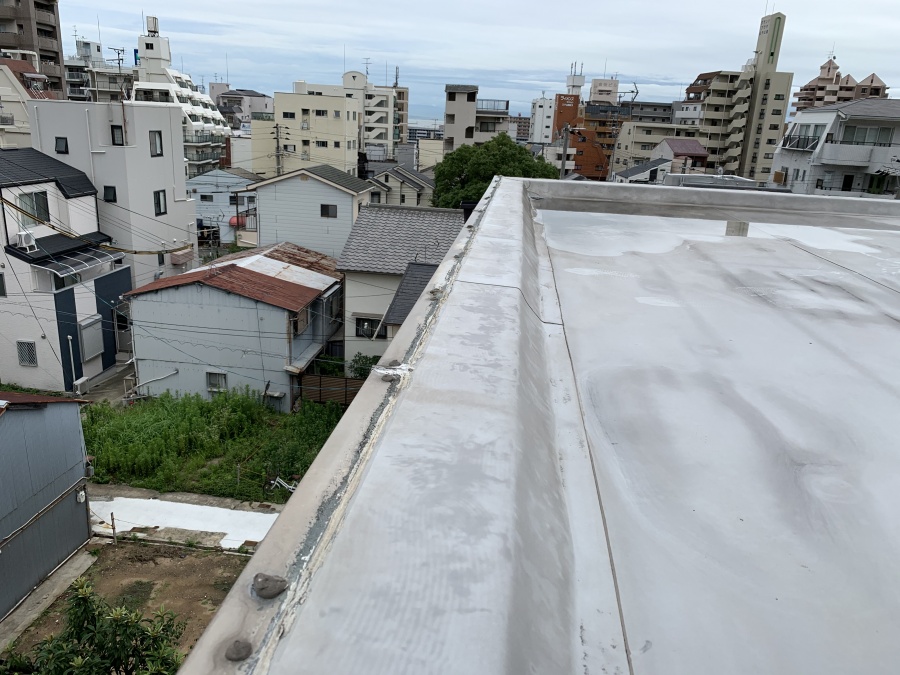屋根修繕で屋上の端部はステンレスのアングル材で防水を固定