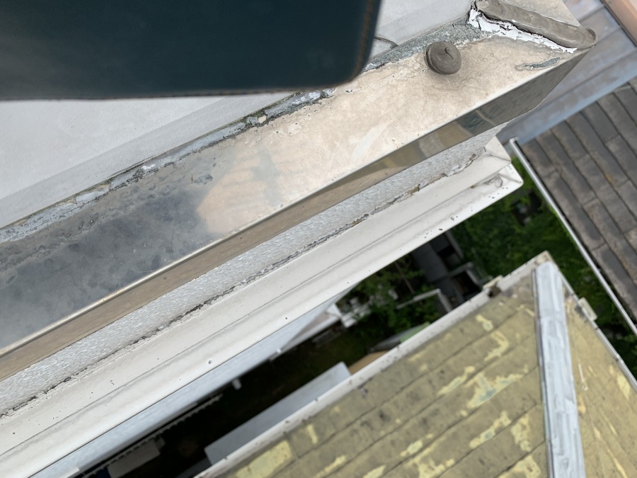 屋根修繕前には外壁の見切り材とALC外壁の間が完全にすいてきています。