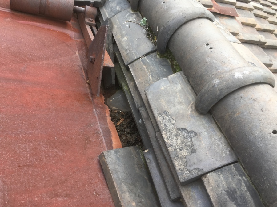 棟と板金の取り合いの隙間