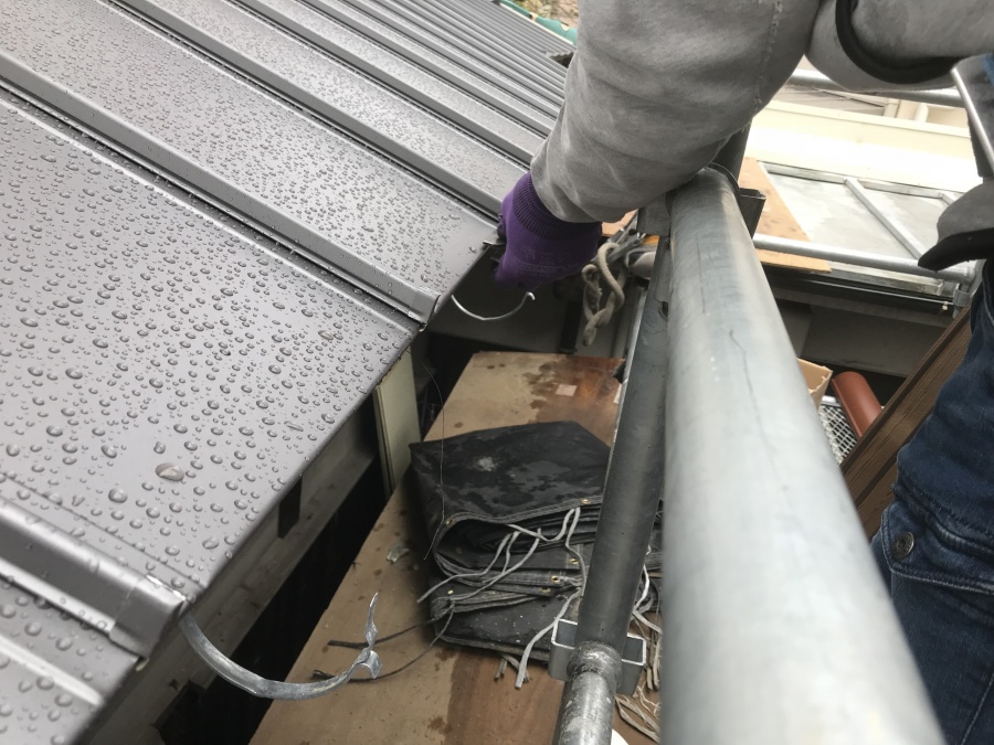 唐草に立平をつかませます。