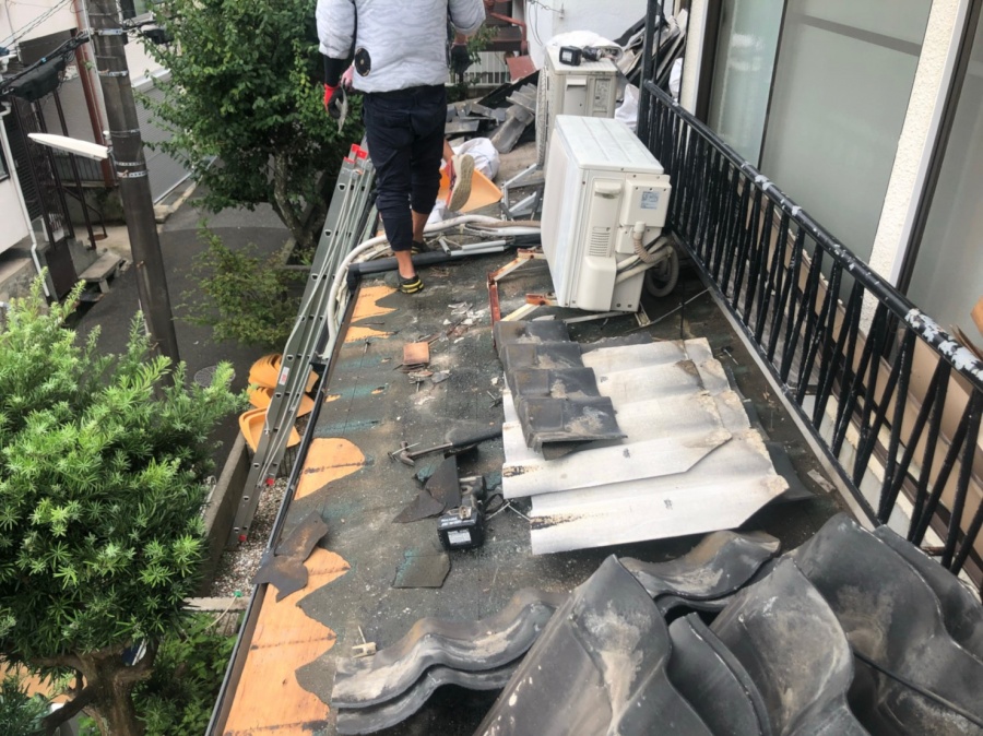 かわらU屋根の葺き替えを着工致しました。屋根材の捲り２