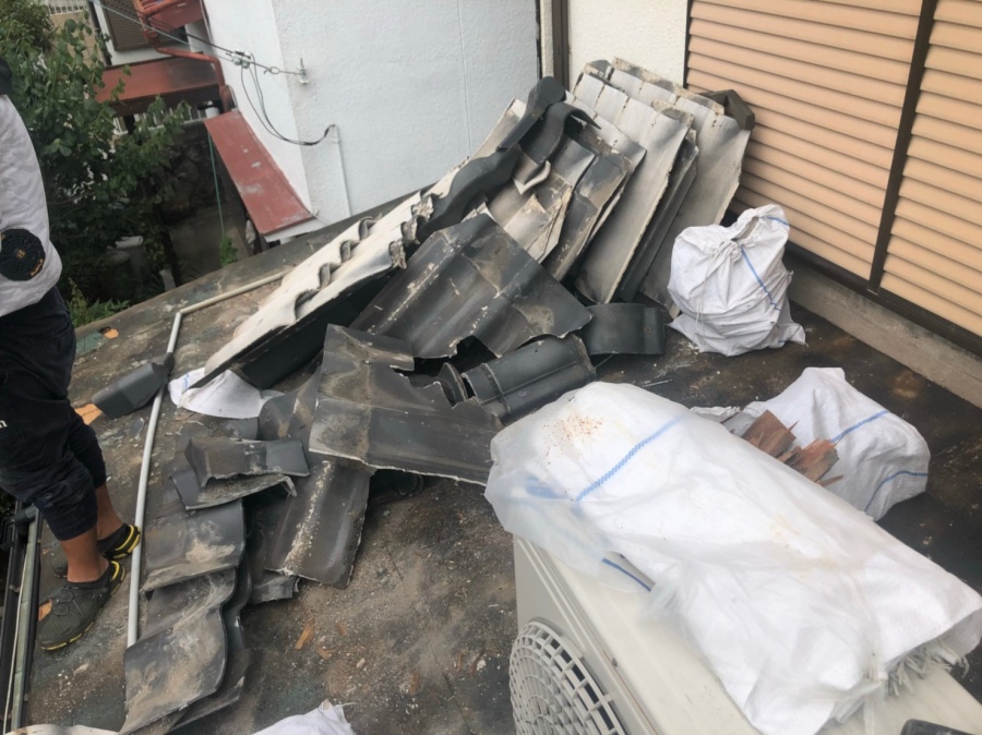 かわらU屋根の葺き替えを着工致しました。屋根材の捲り