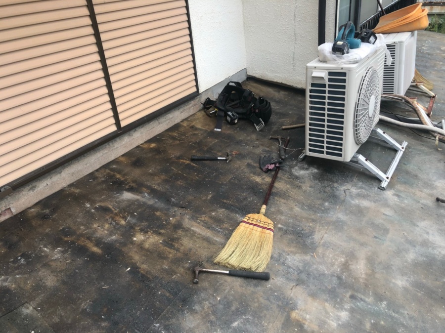 かわらU屋根の葺き替えを着工致しました。屋根の清掃
