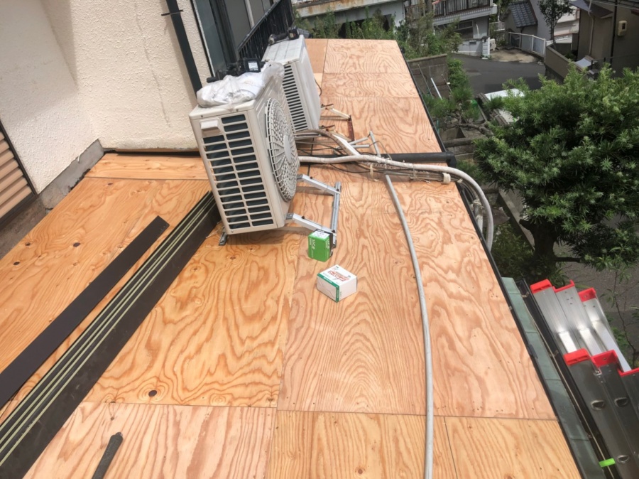 かわらU屋根の葺き替えを着工致しました。下地構造用合板12mm