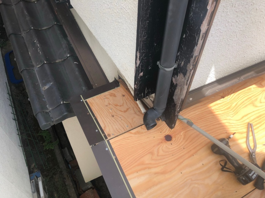 かわらU屋根の葺き替えを着工致しました。屋根端部　唐草水切取付