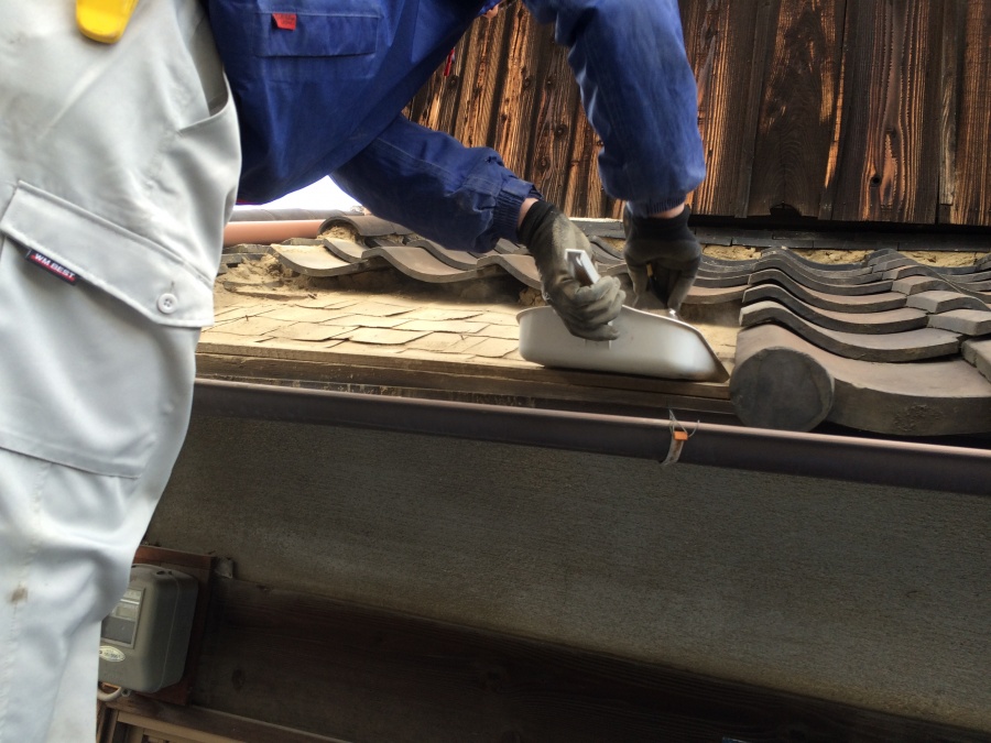 土葺きの屋根、葺き土の撤去清掃