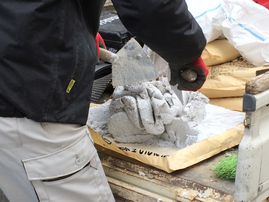 南蛮漆喰をこねている職人