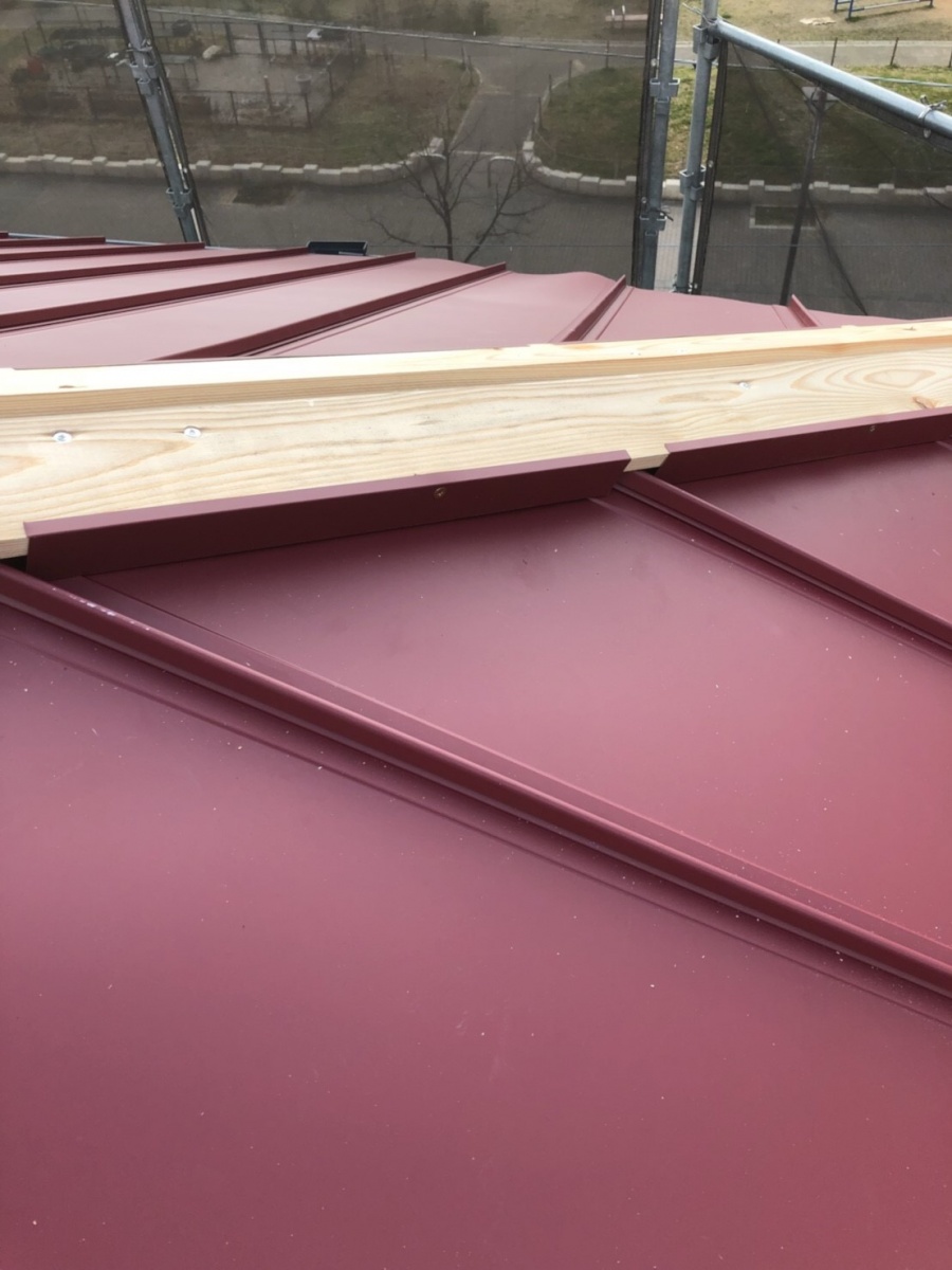 貫板と板金の隙間にエプロン板金を取付