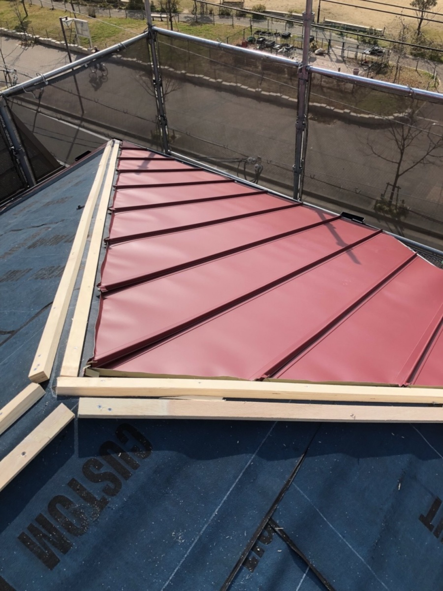 屋根の形にカットし現場に合わせていきます。