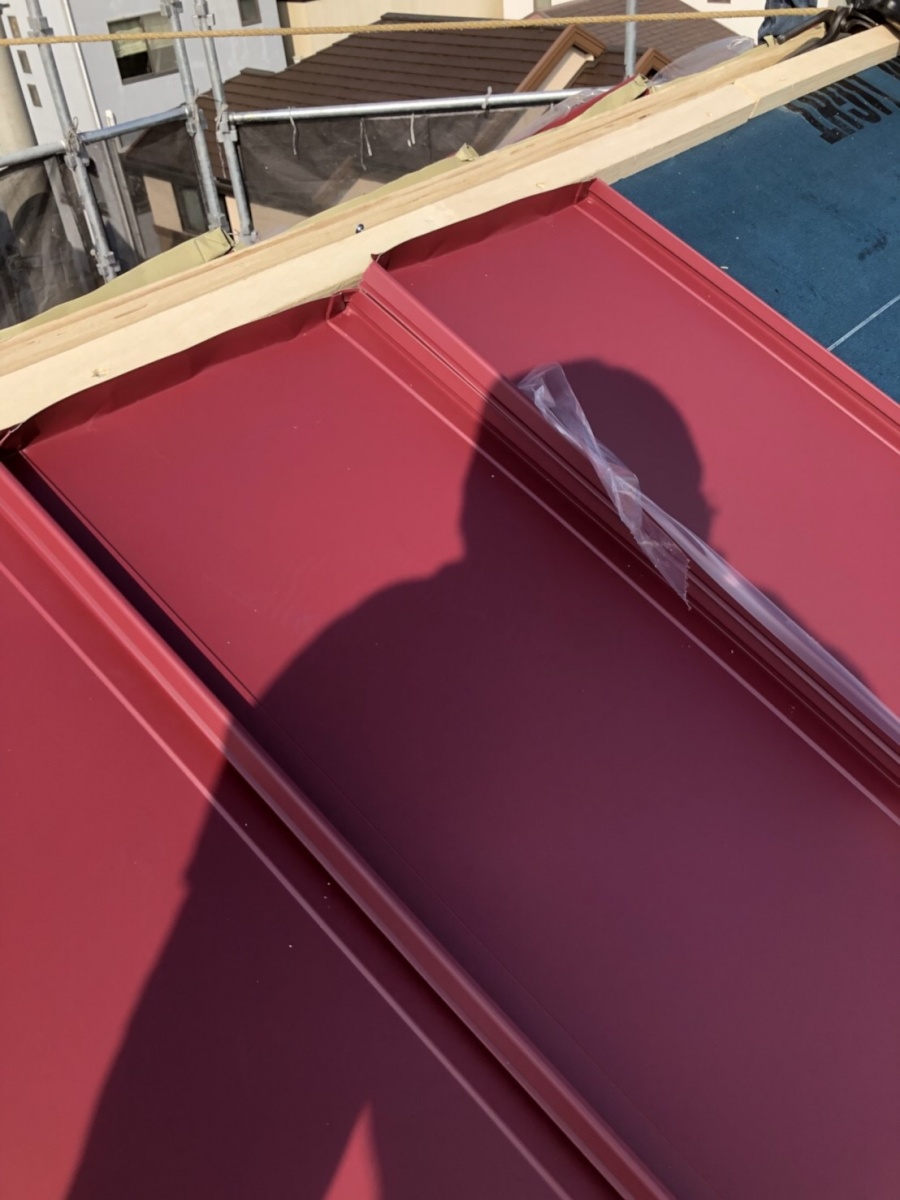 棟際は立平を現場で加工し、吹き込みを防ぐ立ち上げを作ります。