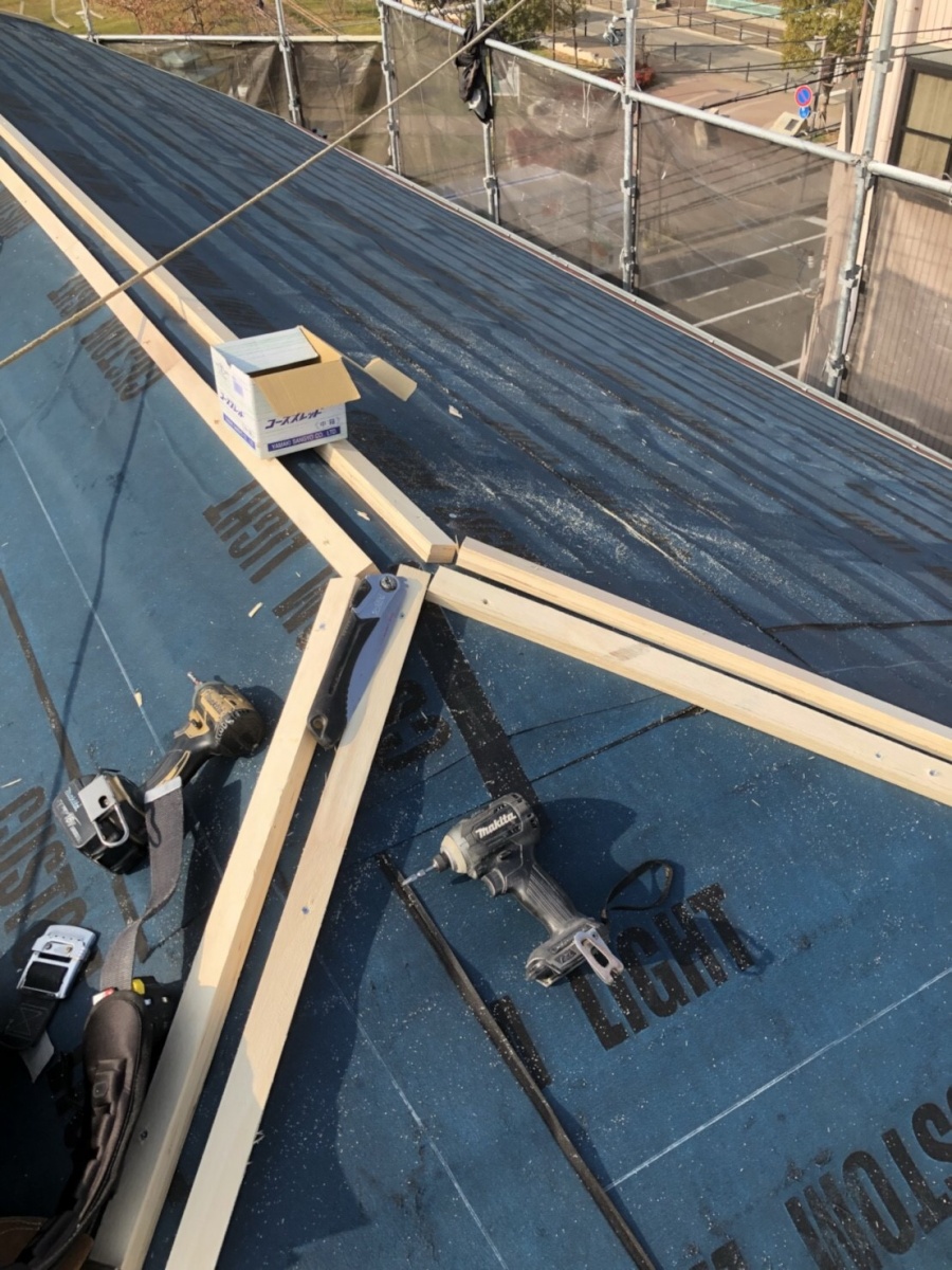 棟の貫板の下地の胴縁を入れます。