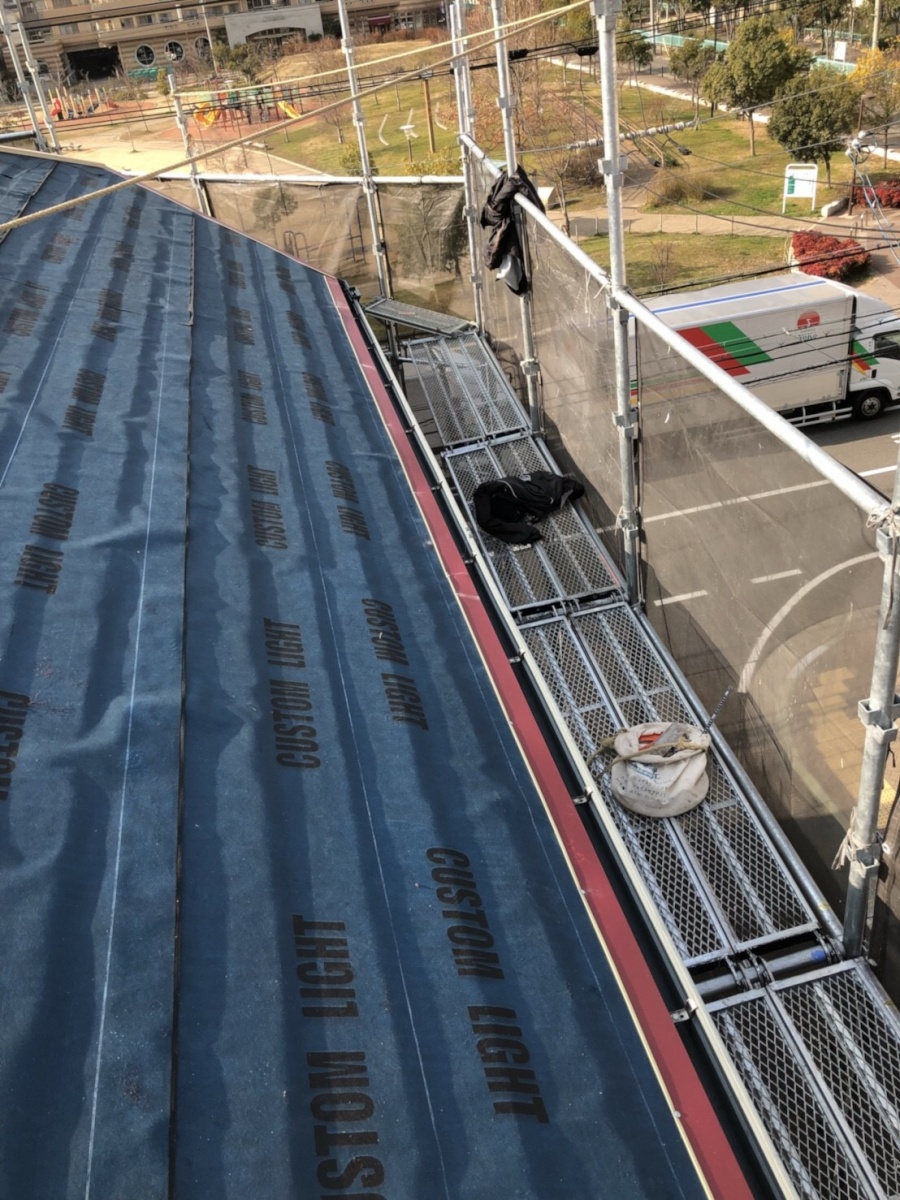 軒先にカラクサ水切りを取り付けます。