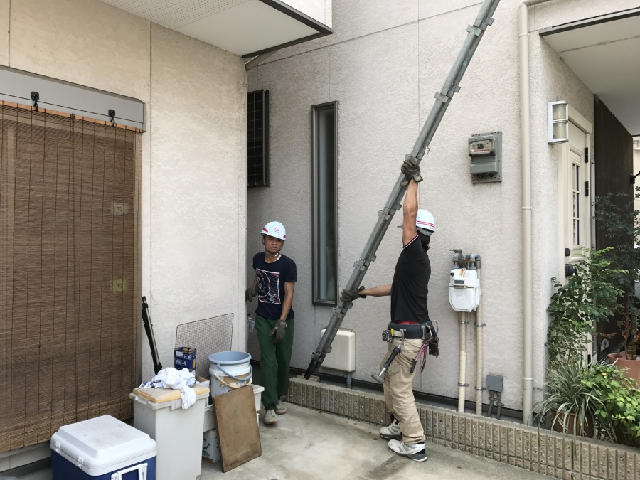 重い足場の材料は職人の手で運びます