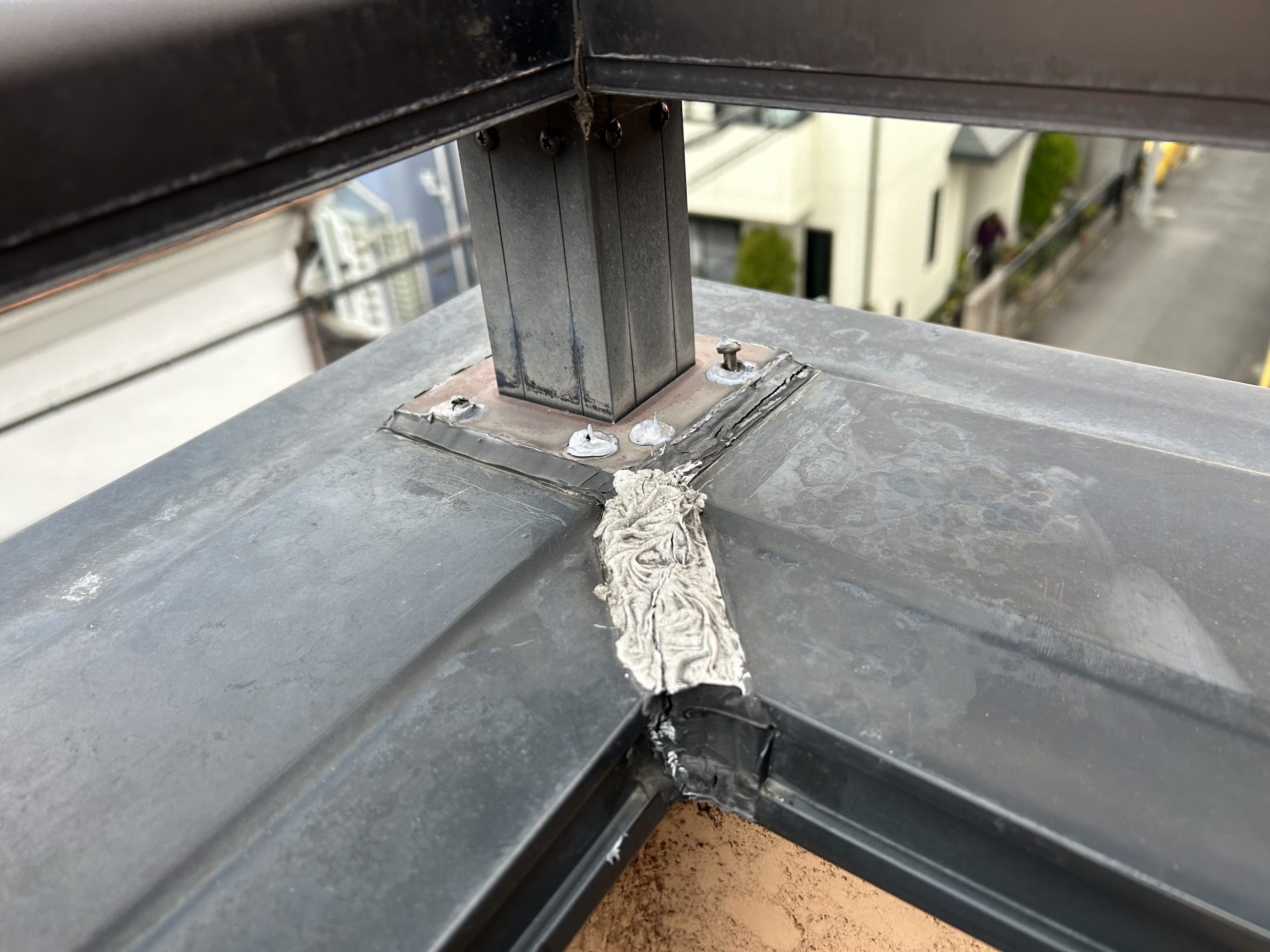 笠木ジョイント　ビスの浮き