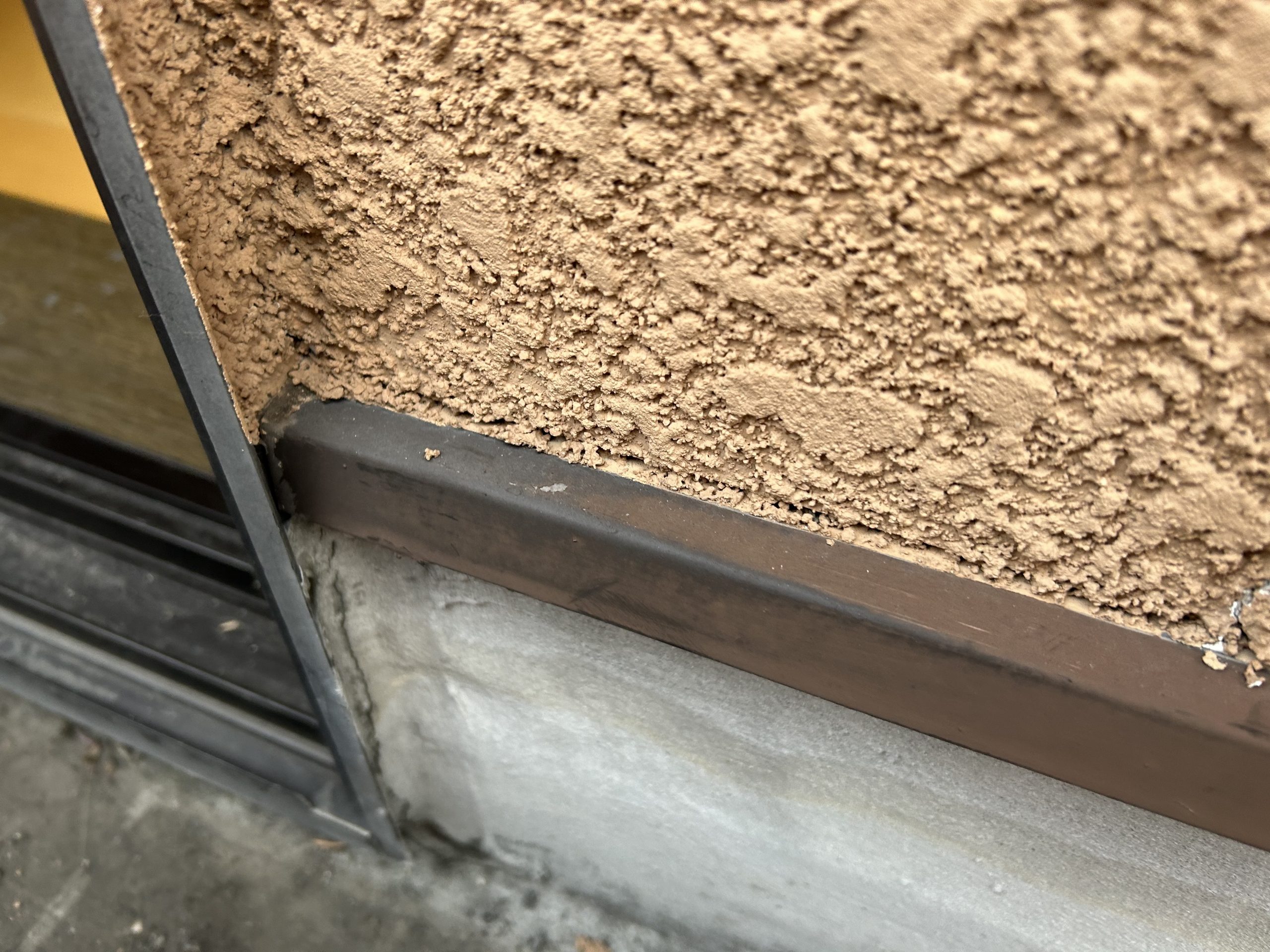 土台水切とサッシの取り合い