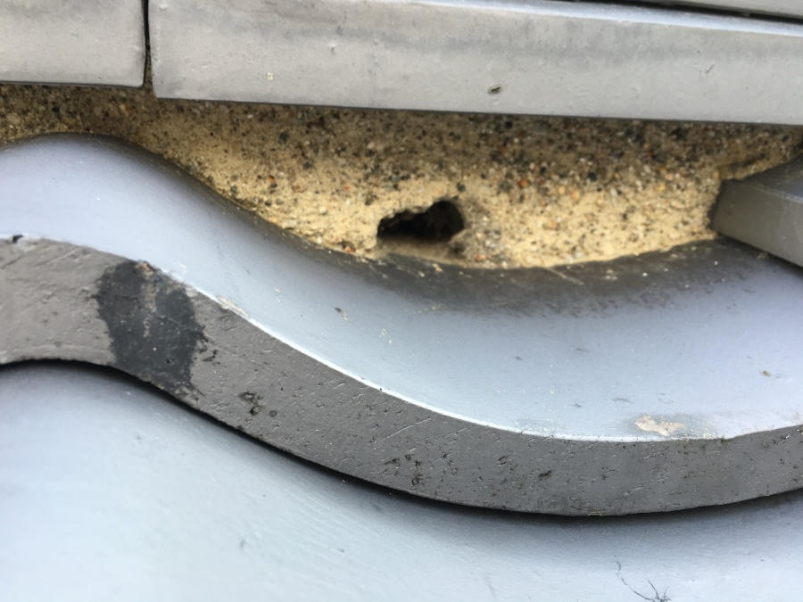 棟に施工された漆喰の穴開き