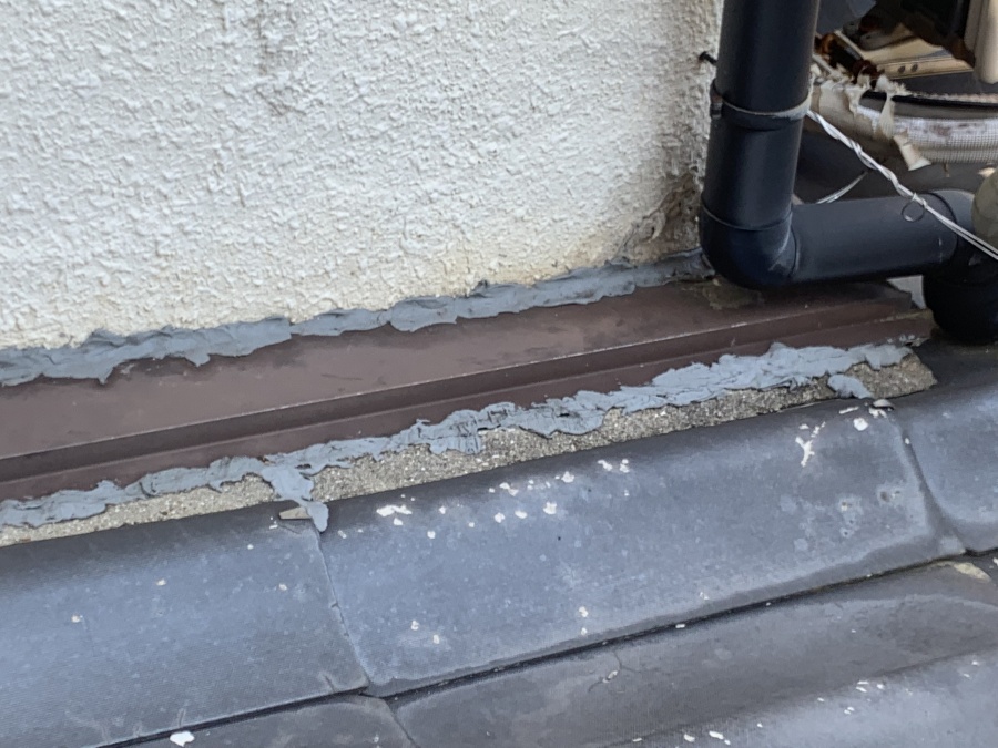 雨漏り調査時の雨漏り個所直上の壁際の様子