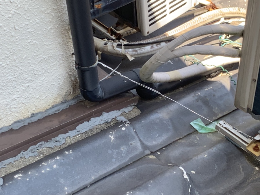 雨漏り調査時ご主人様により補修がされている壁際