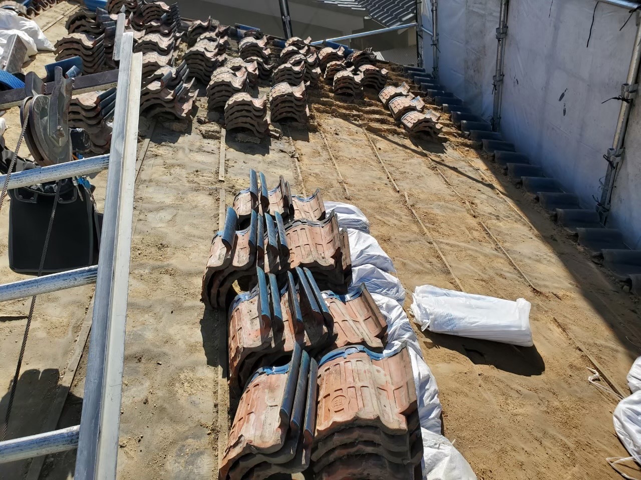 瓦下地の葺き土も清掃していきます