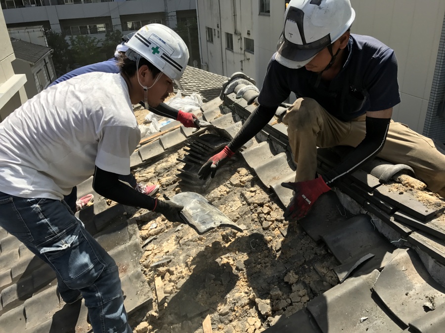 屋根葺き替え工事 既存の瓦を撤去している様子