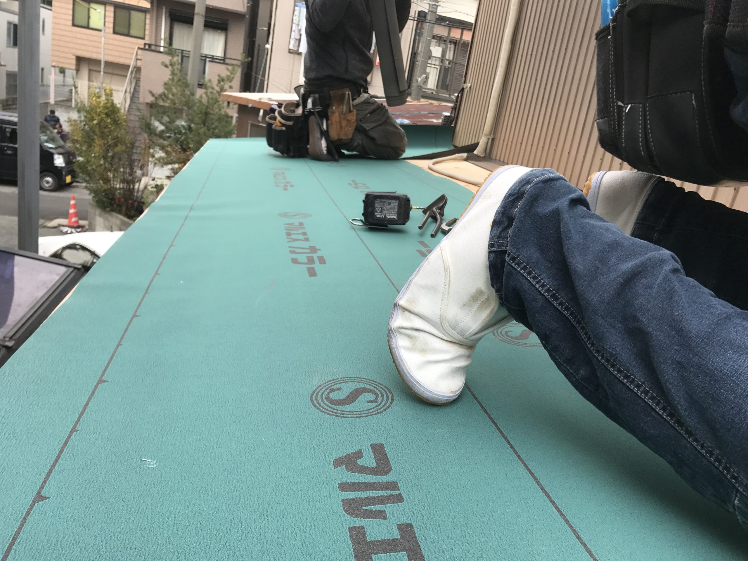 防水シート敷き込み