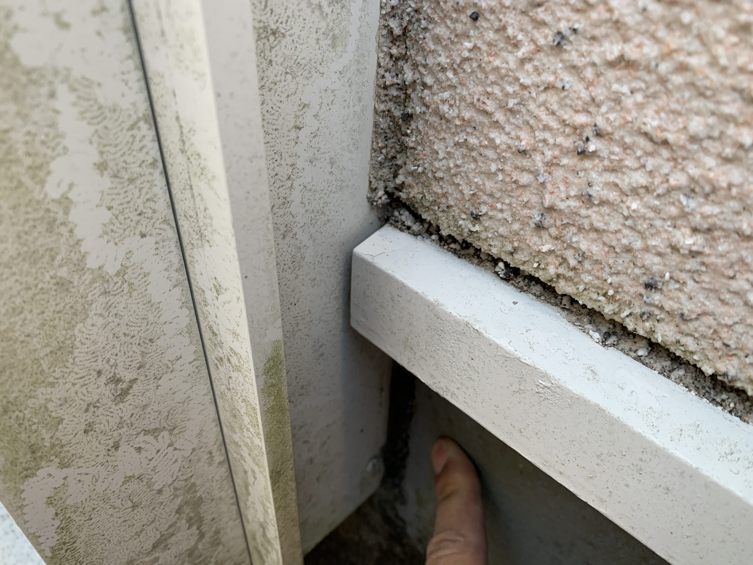 雨漏りによりFRP下地が少し膨らんでいます