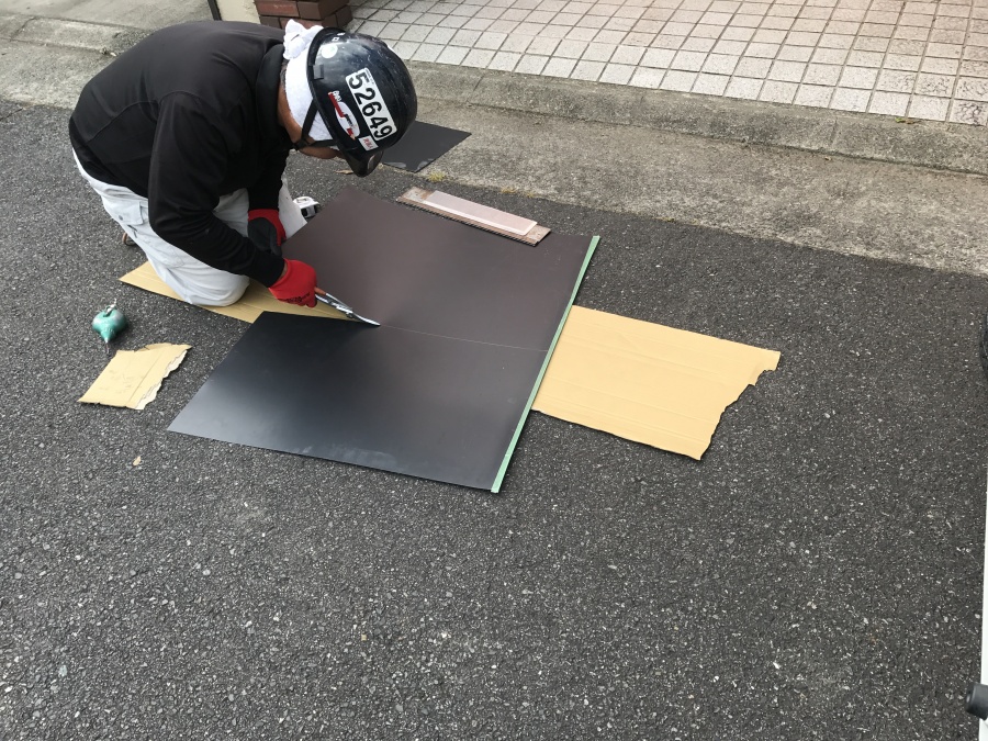板金を現場でカットしていきます