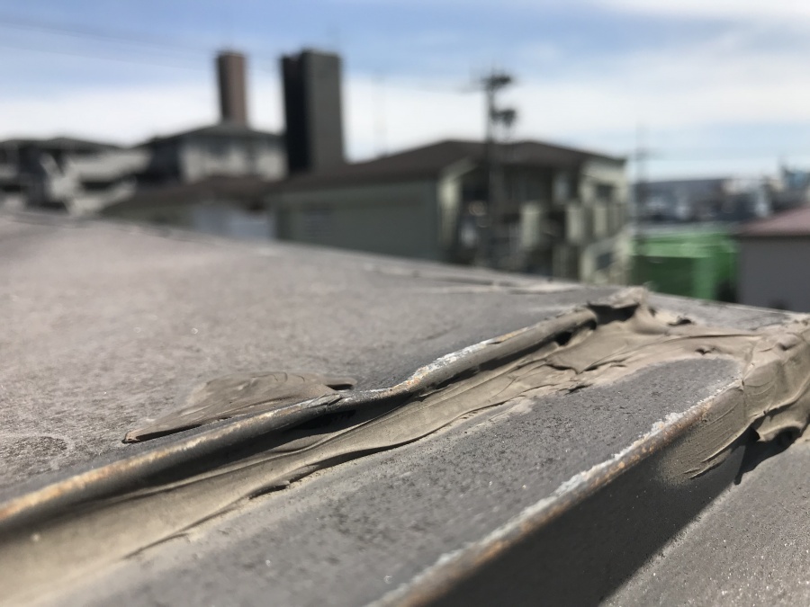 板金屋根のシールの切れ目