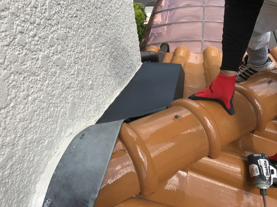 壁際を板金で納めます