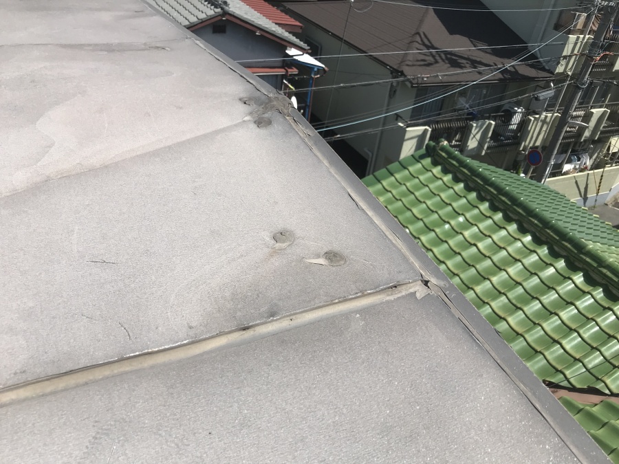 板金ジョイント部の勾配不良により、ジョイント部に水が溜まってしまうようになっています。