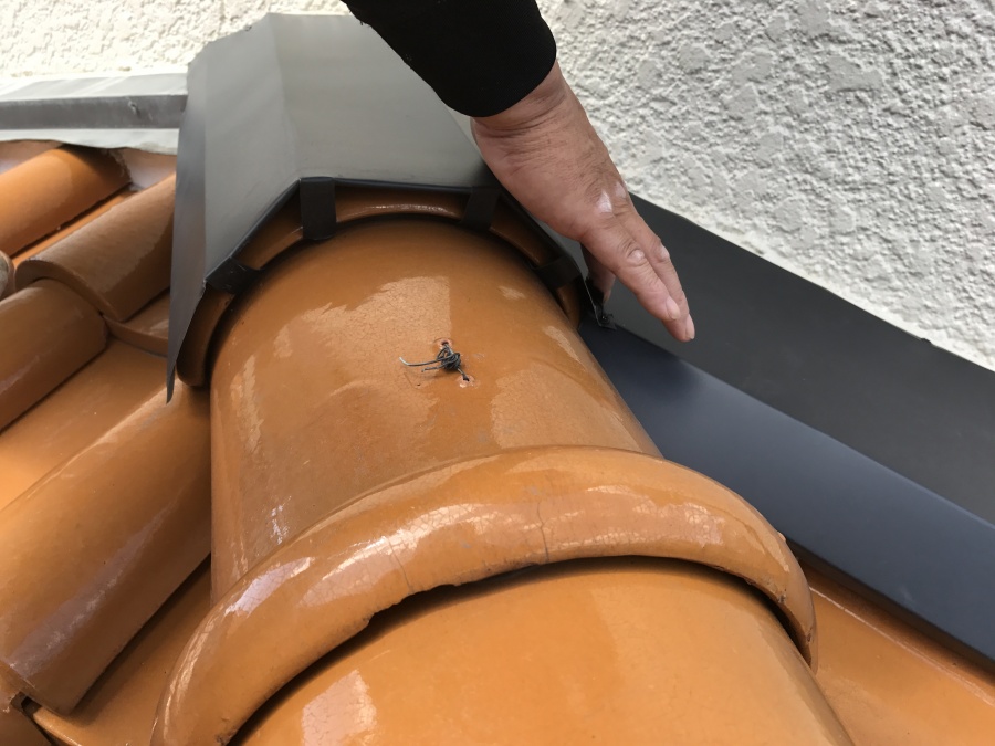 瓦にビスは打てないので瓦につかみこませます