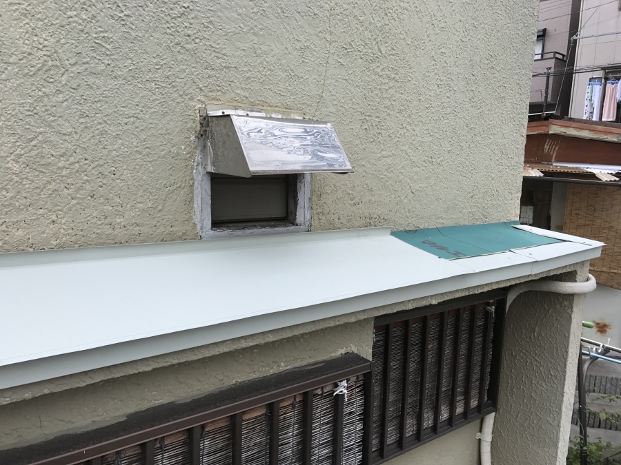 ガルバリウム鋼板で庇屋根を覆います。