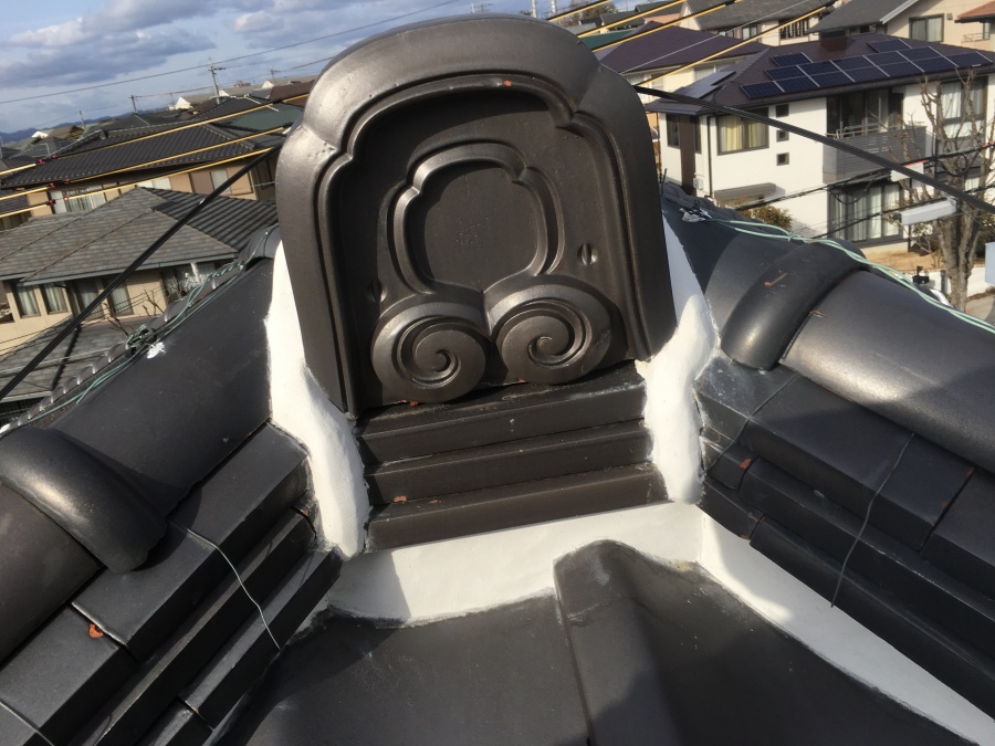 鬼瓦と瓦屋根漆喰詰め直し