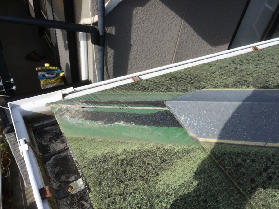 コロニアル屋根　差し棟板金の剥がれ